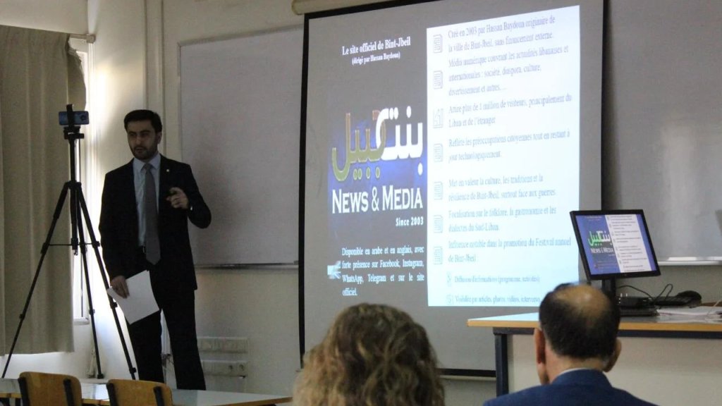 الطالب علي الضو ينال درجة "جيد" عن رسالة الماجستير حول "المهرجان الصيفي لمدينة بنت جبيل" من الجامعة اليسوعية