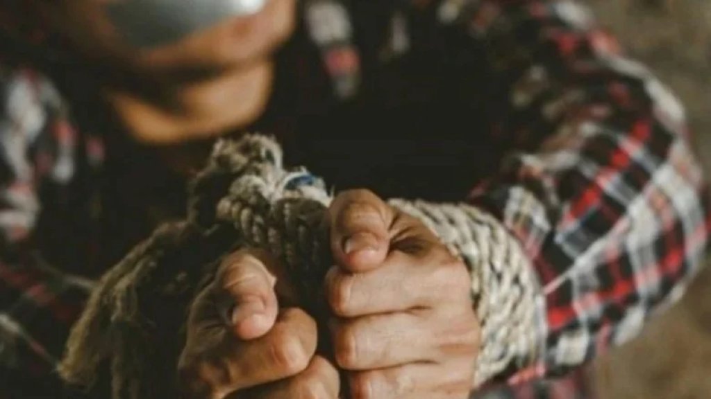 الجيش اللبناني يعلن تحرير مخطوفين عراقيين في مشاريع القاع: استُدرِجا من مطار بيروت ونُقِلا إلى الأراضي السورية وتوقيف سوريين لتورطهما في الخطف