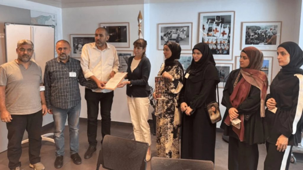 أهالي الأسرى اللبنانيين سلموا مذكرة رسميّة لرئيسة بعثة الصليب الأحمر الدولي مطالبين بمعرفة مصير أبنائهم.. وقفة في صور تكسر الصمت بالصوت