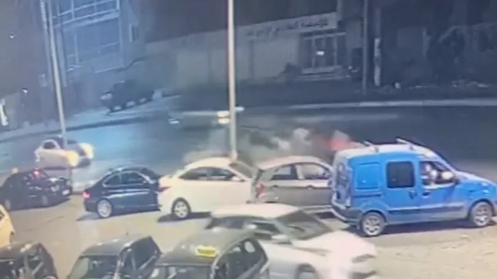 بالفيديو/ كاميرا المراقبة توثق لحظة وقوع حادث السير المروّع في منطقة الصالومي أمس