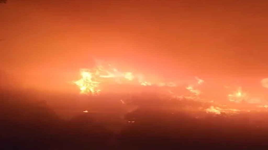 بالفيديو/ حريق كبير في بلدة عندقت... ألسنة اللهب اقتربت من أحد المنازل