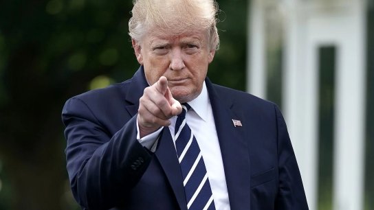 ترمب يرد على الإعلامي الذي شبهه بـ&quot;قرد هارب&quot;: الشخص الأقل موهبة الذي ظهر على الهواء في تاريخ التلفزيون!