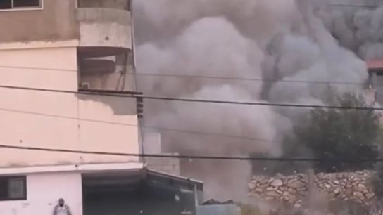 بالفيديو/ مواطن ينجو بأعجوبة خلال الغارة الإسرائيلية أمس على طيردبا!