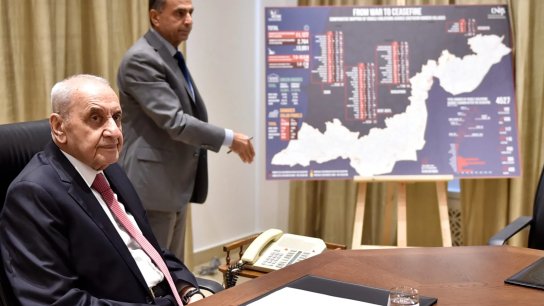 بالصور/ الرئيس بري يقدم لوفد البنك الدولي شرحًا تفصيليًا بالأضرار الناجمة عن العدوان الاسرائيلي