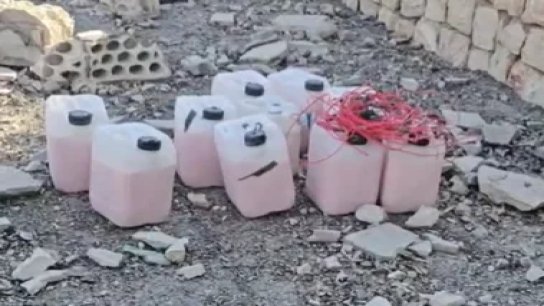 العثور على "غالونات" تحتوي مواد متفجرة اسرائيلية في منازل ثلاثة فجرها في بلدة حولا