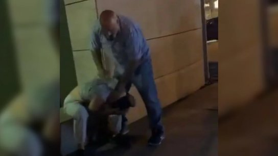 فيديو صادم من بيروت.. سائق حافلة مدرسية يعتدي بوحشية على فتى ويحرض تلميذ آخر على ضربه وركله!