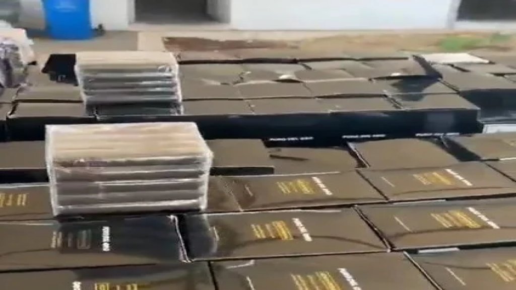 جمارك صيدا - شعبة المكافحة البرية ضبطت في منزل كمية من السيجار المهرب