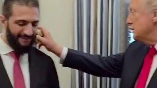 بالفيديو/ ترمب يعطر الشرع والشيباني