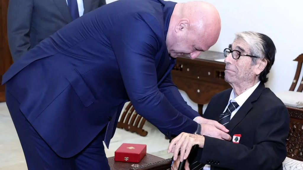 الرئيس عون يمنح الممثل الكبير صلاح تيزاني (أبو سليم) وسام الاستحقاق اللبناني &quot;الفضي ذي السعف&quot;