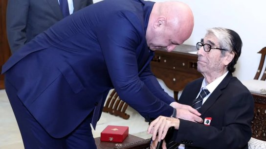 الرئيس عون يمنح الممثل الكبير صلاح تيزاني (أبو سليم) وسام الاستحقاق اللبناني &quot;الفضي ذي السعف&quot;
