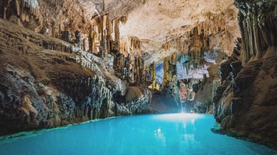 وزارة السياحة تعلن إعادة فتح مغارة جعيتا أمام الزوار ابتداءً الغد: اللجنة لم تسجّل أي أضرار نتيجة حفل الزفاف