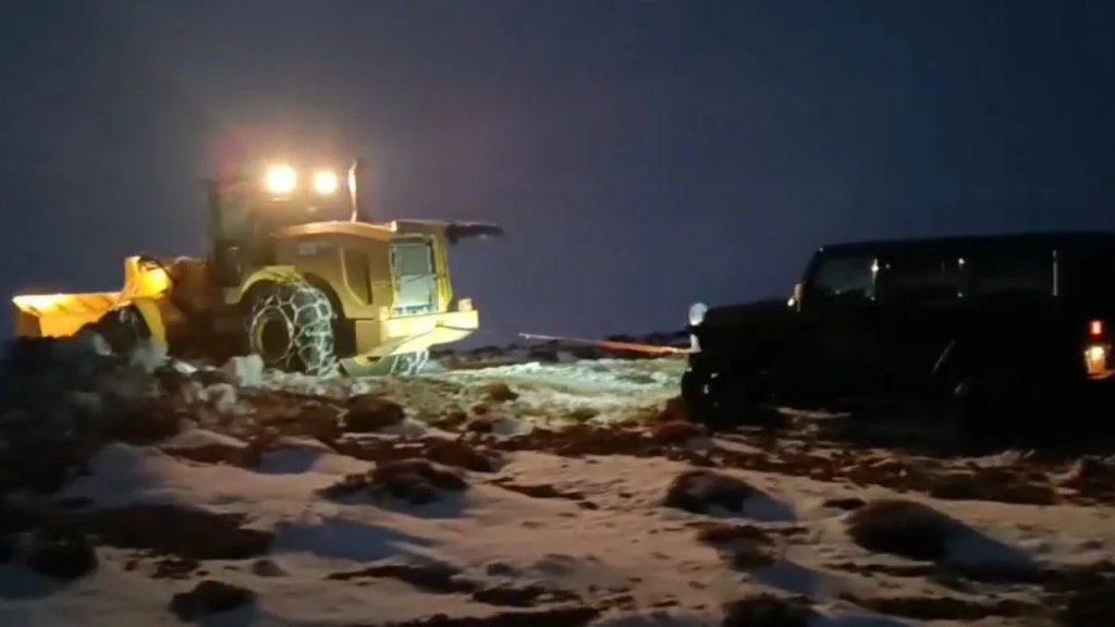 مركز عيناتا ينقذ مواطنًا عالقًا في الثلوج مع أول منخفض ثلجي هذا العام