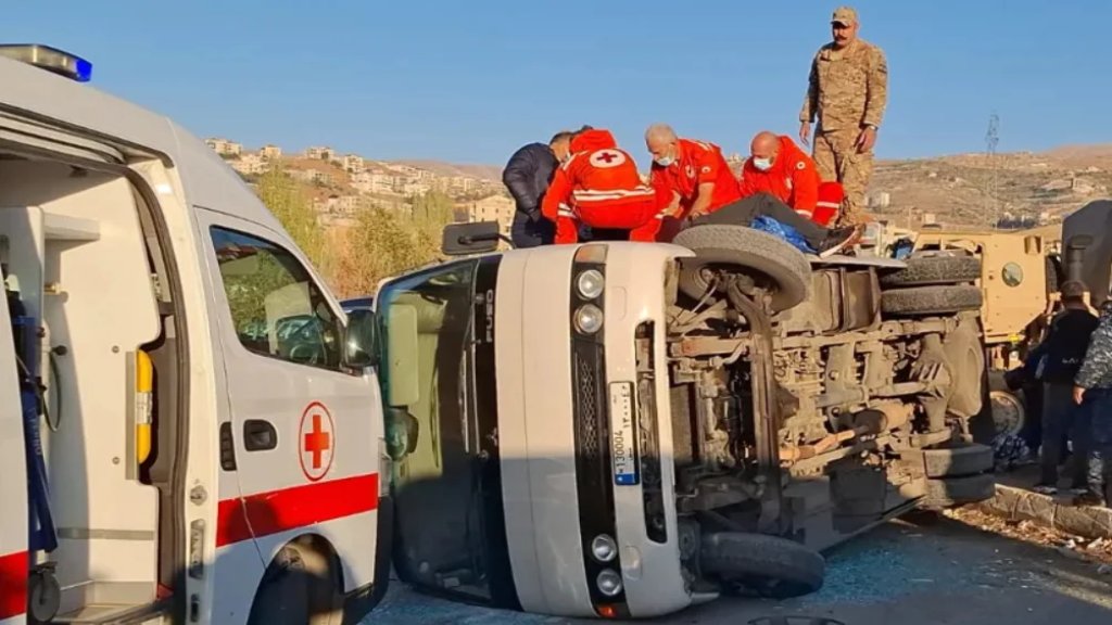 انقلاب حافلة مدرسية على أوتوستراد ⁧‫زحلة