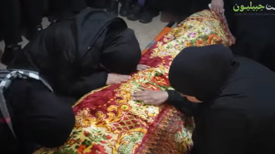 بالفيديو/ بنت جبيل تودع الحاجة أم محمود.. سيدة حملت العالم على كتفيها ورحلت لتلحق بابنها الشهيد