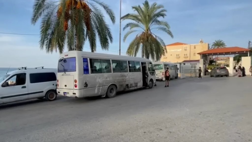 غارة الأمس لم تُوقفها: الحافلة التي تضررت وأصيب طلابها إثر غارة الطيري تواصل نقل الطلاب بإصرار اليوم!