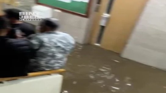 بالفيديو/ سيول الأمطار تغمر وزارة العمل وتحاصر المتواجدين!