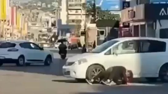 «مصارعة» وسط الطريق في ميرنا الشالوحي!