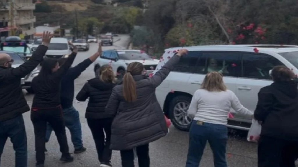 وصول موكب البابا إلى مدخل بلدة عنايا - كفربعال واستقل سيارته مباركا منتظريه