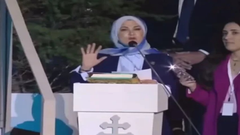 بالفيديو/ خلال لقاء الشباب مع البابا... سيدة من الجنوب تتحدث عن المحبة التي جمعتها بعائلة مسيحية خلال الحرب: &quot;لما تدمر بيتي بكينا سوا&quot;