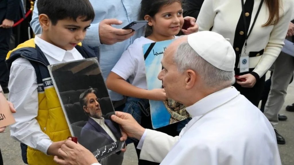 لقطات للبابا لاوون في مرفأ بيروت: صلاة صامتة ولقاء مع عائلات الشهـ..