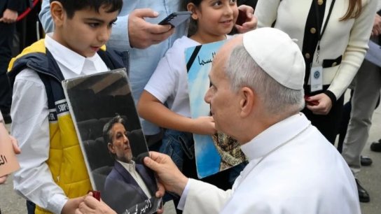 لقطات للبابا لاوون في مرفأ بيروت: صلاة صامتة ولقاء مع عائلات الشهـ..