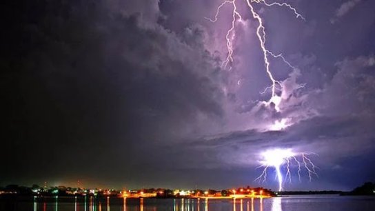 منخفض جوي يطرق أبواب لبنان غدًا قادمًا من تركيا: عواصف رعدية، رياح تصل إلى 65 كم/س، وثلوج على ارتفاع 2100 متر!