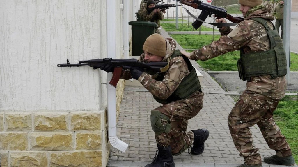 تقرير خطير لـ&quot;نداء الوطن&quot; يكشف: شبان من عدة مناطق لبنانية يختفون فجأة.. ليتبين أنهم يذهبون للقتال مع الشيشان في أوكرانيا من أجل المال!