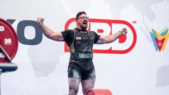 بالفيديو/ بطل لبناني يحطم الرقم القياسي العالمي في القوة البدنية!