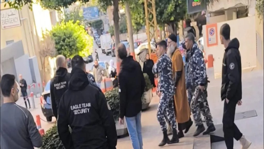 صورة متداولة لأحمد الأسير أثناء نقله من رومية إلى مستشفى "المقاصد" لتلقي العلاج ومراجعة طبيب القلب