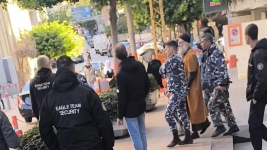 صورة متداولة لأحمد الأسير أثناء نقله من رومية إلى مستشفى "المقاصد" لتلقي العلاج ومراجعة طبيب القلب