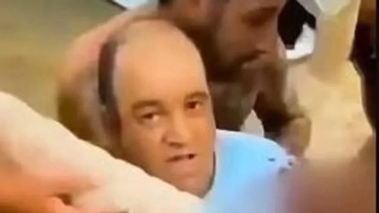 لُقّب بـ&quot;البطل&quot;.. إشادات أسترالية بالمسلم أحمد الأحمد الذي نزع سلاح أحد المسلّحَين اللذين نفّذا هجوم بوندي في سيدني.