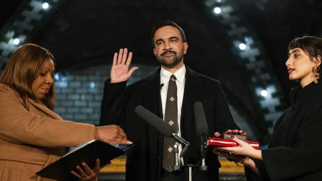 بالفيديو/ على نسخة من القرآن الكريم وفي محطة مترو تاريخية بمنهاتن.. زهران ممداني يؤدي اليمين كأول عمدة مسلم لمدينة نيويورك