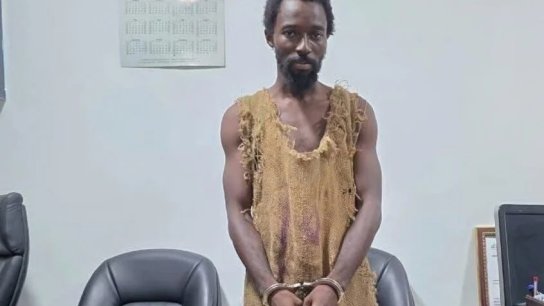زعم طوفانًا مرتقبًا ونهاية للعالم... الشرطة الغانية تلقي القبض على مدّعي النبوة إيبو نوا