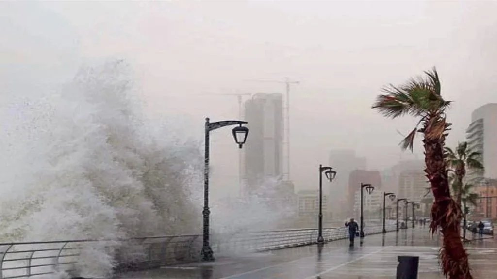 منخفض جوي جديد يصل لبنان صباح الجمعة: عواصف ورياح قوية تصل لـ 85 كلم/س يرتفع معها موج البحر لحدود الـ4 أمتار وثلوج تلامس الـ1400 متر ليلًا