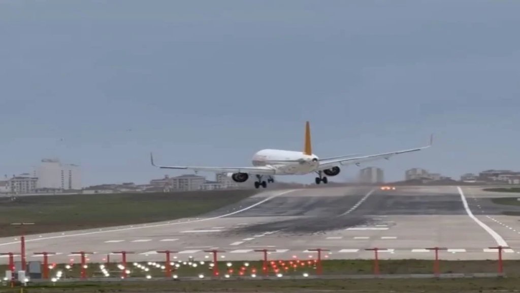 بالفيديو/ الرياح القوية تعرقل هبوط طائرة ركاب في تركيا!