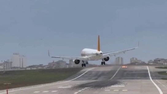 بالفيديو/ الرياح القوية تعرقل هبوط طائرة ركاب في تركيا!