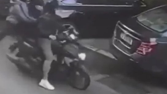 بالفيديو/ كاميرا مراقبة توثق عملية سلب مروّعة في الأشرفية!