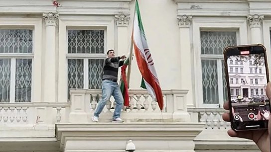 توقيف متظاهر في لندن نزع العلم الإيراني المرفوع على سطح السفارة