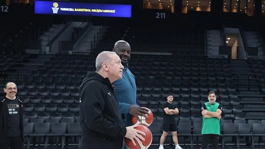 أردوغان يلعب كرة السلة مع اللاعب الأمريكي المعتزل شاكيل أونيل!