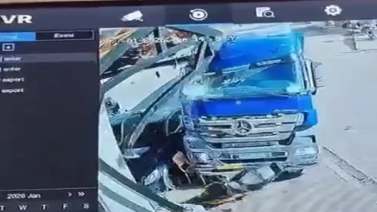 بالفيديو/ لحظة تدهور شاحنة عند نقطة المصنع واصطدامها بمركز الجمارك!