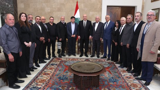 الرئيس عون أمام وفد من تجمّع أبناء البلدات الجنوبية الحدودية: لا يمكن أن يسلَم لبنان من دون سلامة جنوبه، وأنتم أبناؤنا، والدولة مُلزَمة بمساعدتكم.