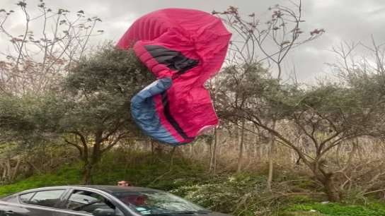 في جونيه... طيّارو شراع خالفوا قواعد السلامة الجوية حيث حلقوا في طقس عاصف واضطروا للهبوط في أماكن مختلفة ومصير أحدهم مجهول!