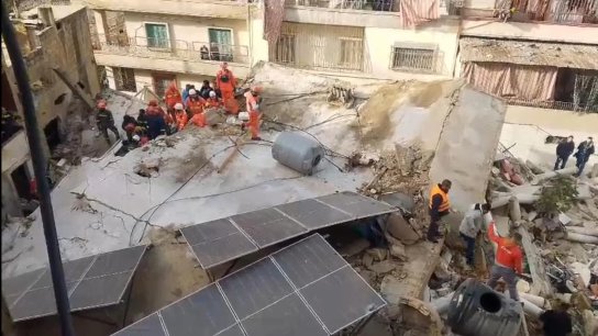 انهيار مبنى سكني في طرابلس وعمليات البحث عن مفقودين مستمرة