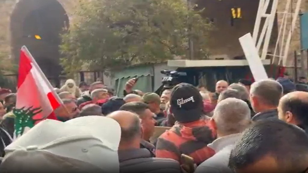 بالفيديو/ &laquo;إنتو بمجلس النواب حرامية&raquo;... هتافات رافقت وصول النواب إلى مدخل المجلس