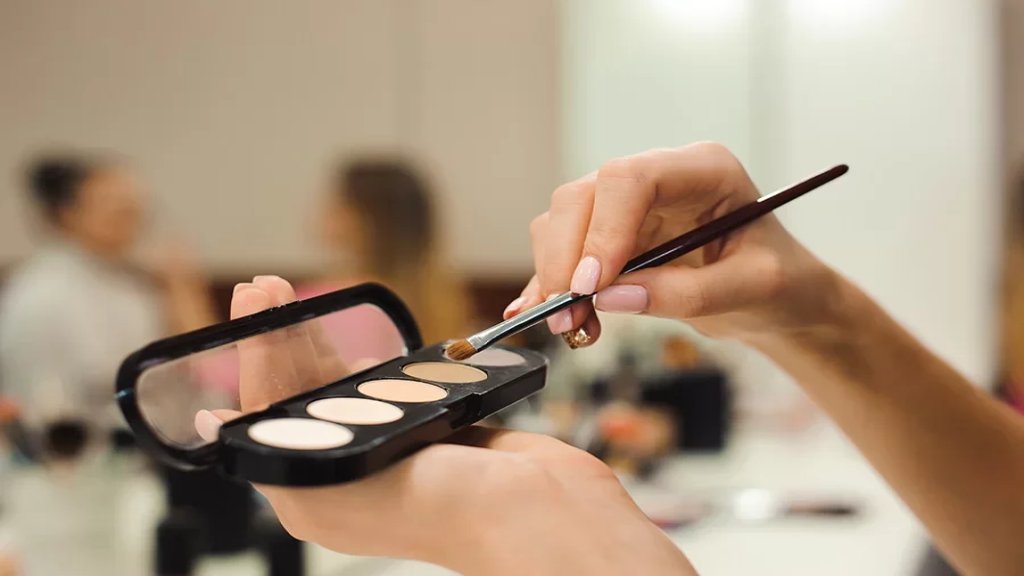 المكياج ممنوع في خلال الدوام الرسمي في اللاذقية!