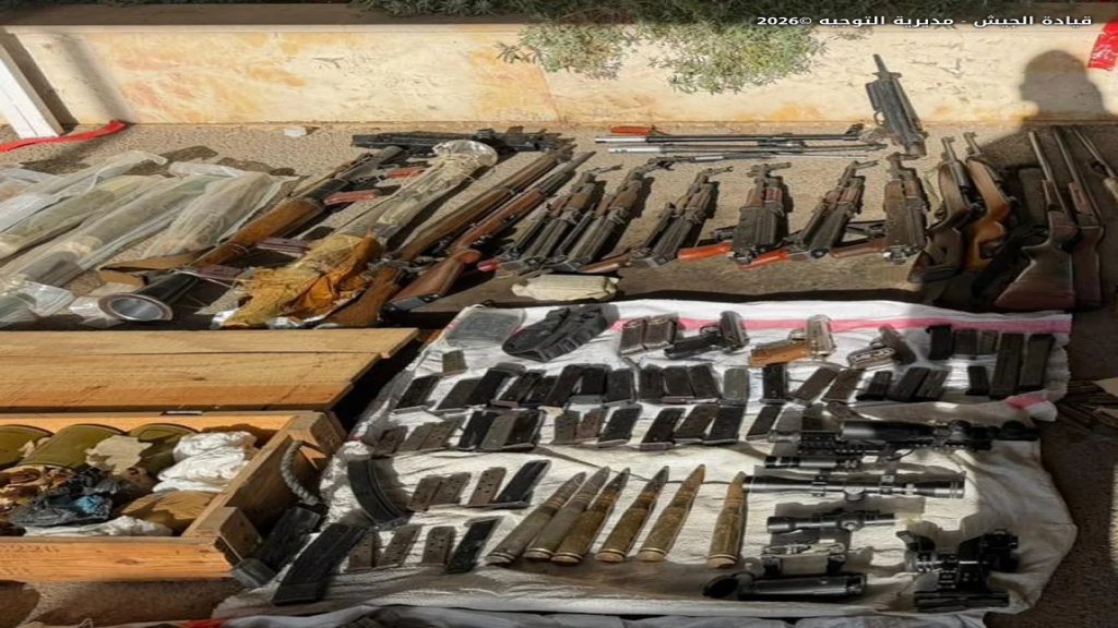 الجيش اللبناني: توقيف شخصَين في كامد اللوز وراشيا لتأليفهما مع آخرين عصابة اتجار بالأسلاحة الحربية وضبط كمية كبيرة من الأعتدة العسكري !