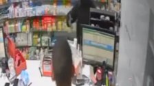 بالفيديو/ حادثة صادمة: مسلّح يقتحم صيدلية في البترون للحصول على دواء إجهاض!