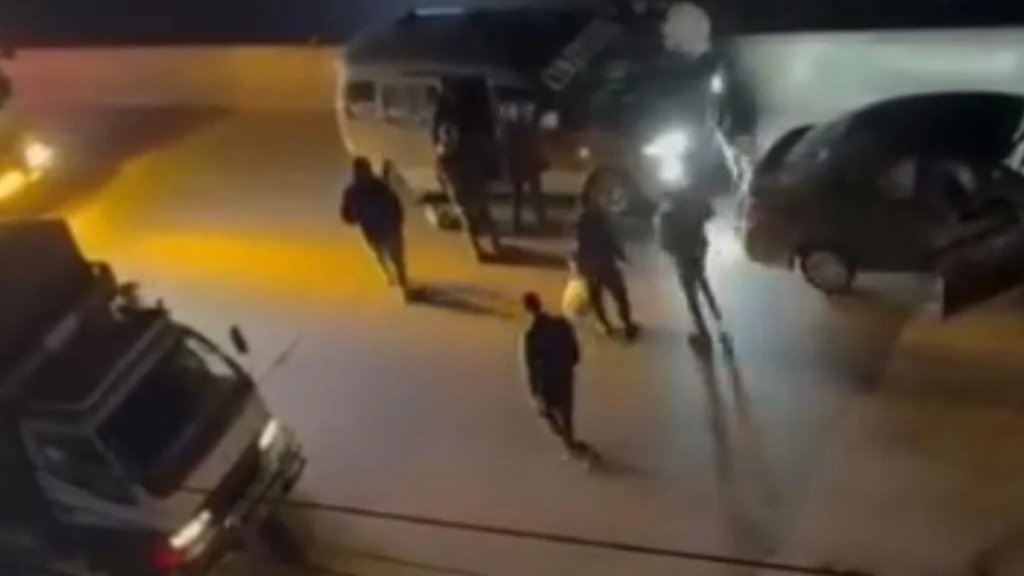 بالفيديو/ حادثة خطيرة في المنية.. كمين مسلح يهدد ركاب فان عائدين من بيروت إلى عكار!