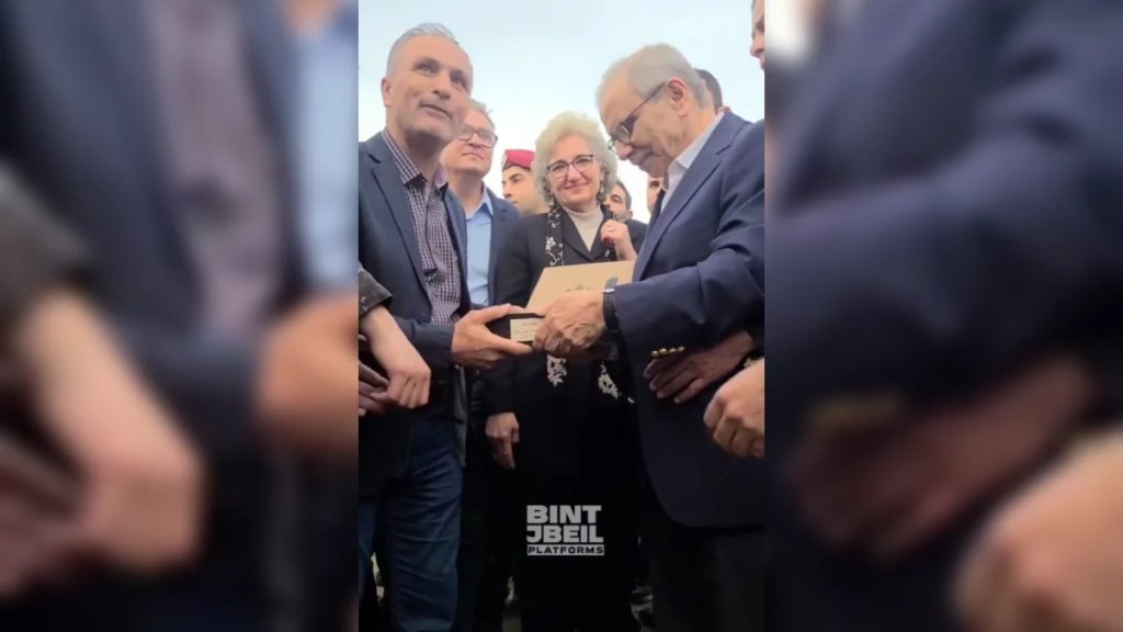 بالفيديو/ رئيس بلدية عيتا الشعب يهدي سلام صابون غار مع ورق الغار