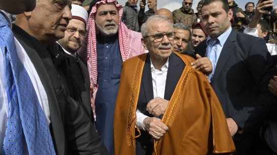 بالفيديو/ اهالي بلدة يارين يقدمون للرئيس سلام العباءة العربية: أفخر بأصالة العشائر العربية، والدولة ح تضل حد الأهالي.